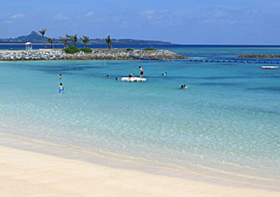 About 3 minute walk to the entrance of emerald beach of Ocean Expo Park that was chosen as "Japan 100 Pleasant Bathing Spots"