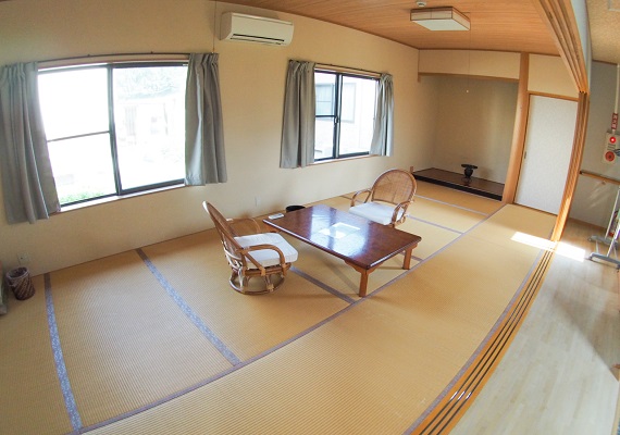 Large Japanese-style room
