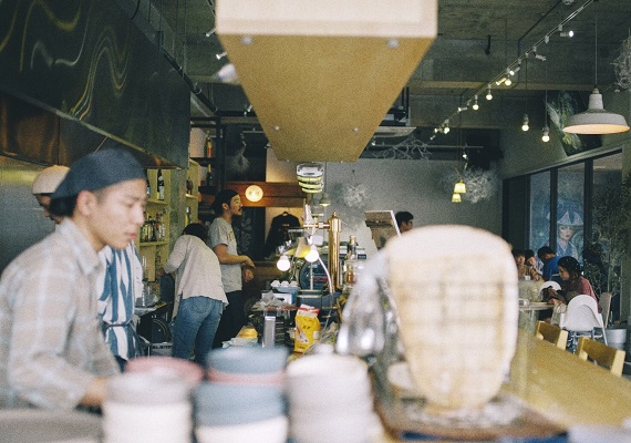併設したカフェは、開店から賑わう人気ぶり
