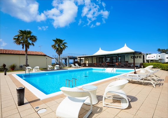 Pool & beach full of resort feeling