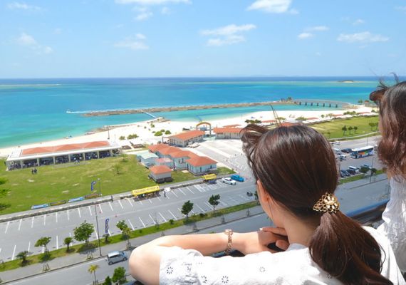 尽情享受"美美沙滩糸满"海游戏、海岸散步！