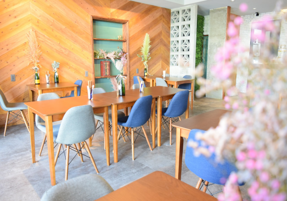 Enjoy meals inside the calm atmosphere of the restaurant "Sango Shokudo". 