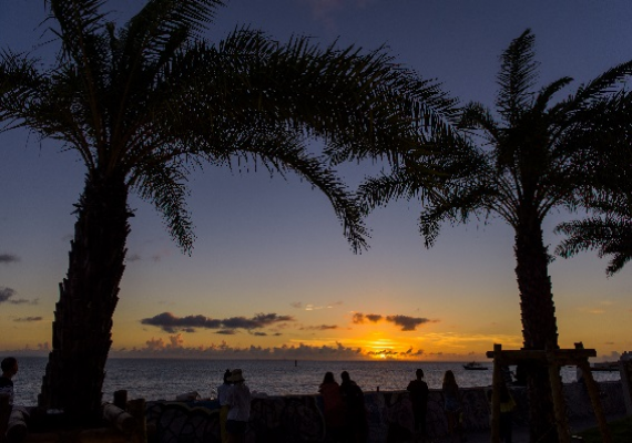 来自日落海滩的夕阳