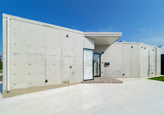 The stylish and eye-catching appearance of “concrete house” in the idyllic countryside