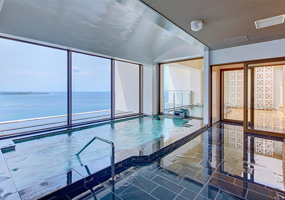 Large communal bath with ocean view 