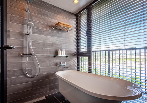 A cat-foot type bathtub is installed in the bathroom