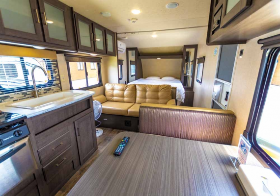 露營車房型。房間內有雙人床 × 簡易雙層床 × 沙發床，是非常寬敞的房型。