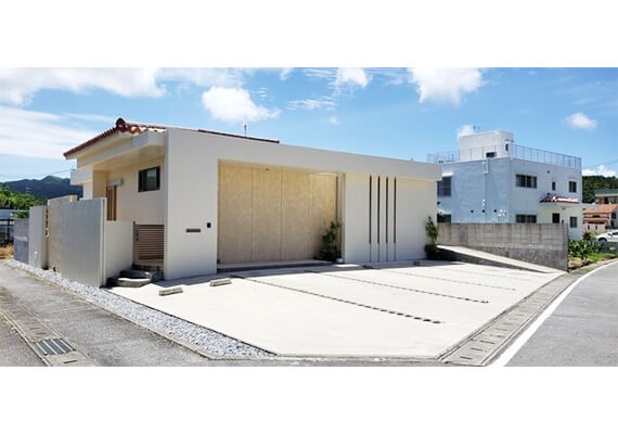 是冲绳的传统的红瓦和琉球石灰岩印象深刻的建筑物。