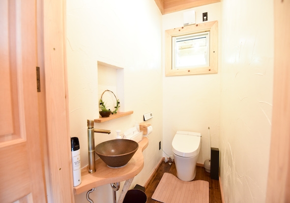 有琉球灰泥的墙映照的干净的感的宽敞的厕所