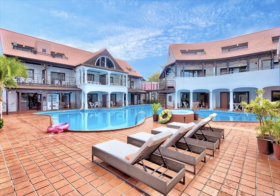 辦理入住手續時，請前往姊妹酒店「The Pool Resort Okinawa」。