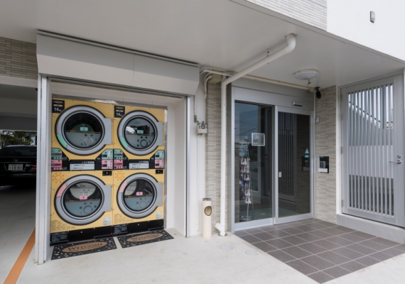 A coin launderette is available on the ground floor of the hotel.
In addition, there is a laundry dryer on the balcony of the guest room, so
You can also dry the tools used in marine sports.