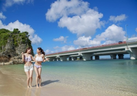 那霸唯一的海水浴场"波海滩"(步行4分钟)