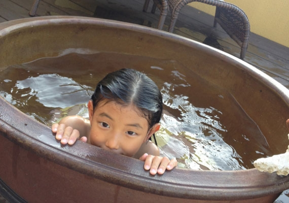 ルーフテラスにある露天風呂はお子様のキッズプールにも！
＊水着着用