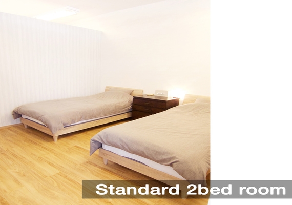 ２樓【加州風標準雙床房】
用餐空間
準備了色彩繽紛的餐具或美式老派的家具或沙發。
