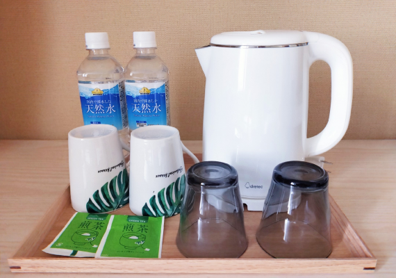湯沸かしポット、マグカップ、グラスは各部屋にあります。