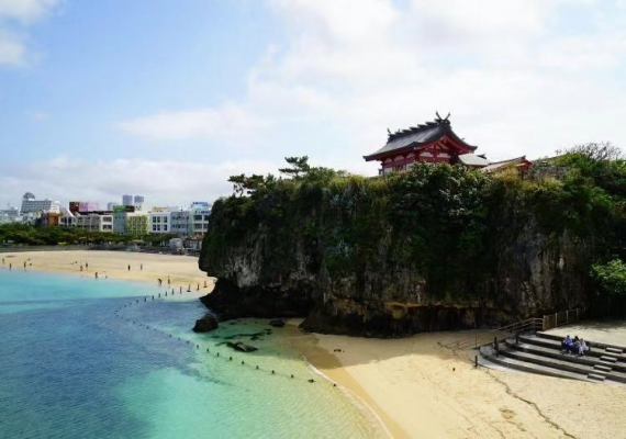 ホテルから海沿いを散歩がてら歩いて2分、波の上神宮への参拝にいけます。