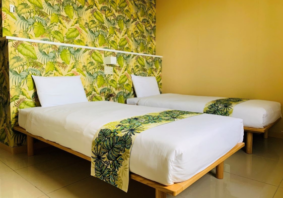 那覇市内に居ることを忘れてしまう様なリゾート感溢れるお部屋、全室ツイン　無印良品のナチュラルなベッドでゆっくりおくつろぎください。