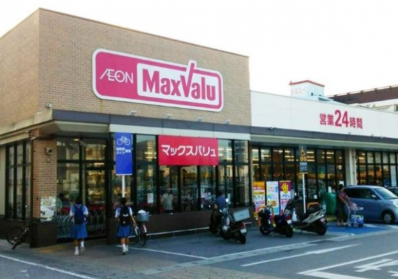 There is a 24-hour supermarket 50 meters from the hotel, which is very convenient.