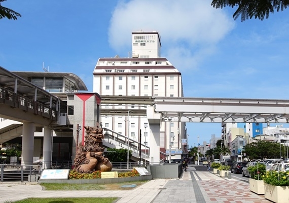 本飯店位在那霸市內國際通上！
不論是採購當地土產還是盡嘗美食都相當方便/至那霸機場僅約16分鐘。