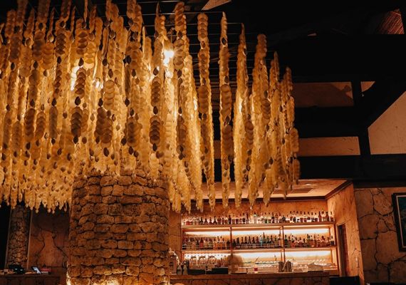 Bar "Moon Shell"
Makes abundant use of Ryukyu limestone, and has an attractive chandelier made from approximately 7,000 shells.