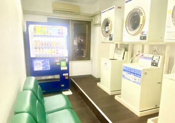 １０階へコインランドリーを３台設置しています。
（内１台は女性専用）