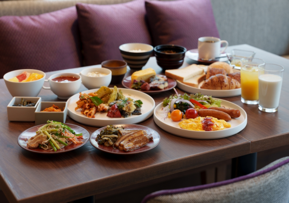 我們提供以「五感享受的香料早晨」為主題的自助餐，結合了和食、洋食、沖繩料理與亞洲風味的多樣化美食。賓客可以在豐富的餐點中，透過視覺、嗅覺、味覺等五感來盡情體驗不同的風味與文化。