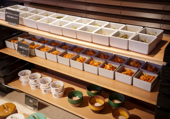 天氣晴朗時，您可以選擇在露台座位上享用早餐，感受沖繩的微風拂面，增添用餐的愉悅氛圍。這是放鬆身心、享受美食與自然的理想方式。