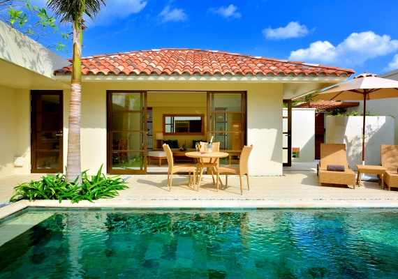 亜熱帯の自然の中でゆったりとお過ごしいただける開放感に満ちたビーチサイドのクラブリゾートは、プライベートを大切に考えた特別な空間へ。