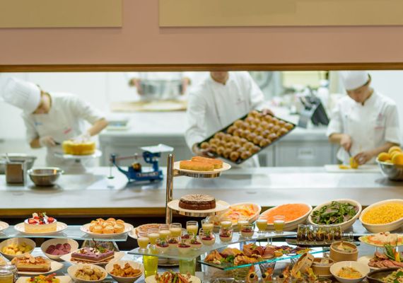 餐廳提供各種菜餚