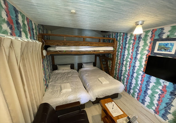 想像爽快的墙纸有特征的"海"的房间。