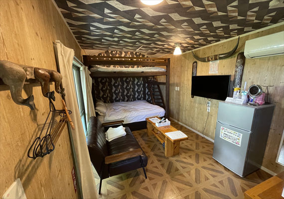 木刻的墙装饰有特征的"东南亚风格"依然房间。