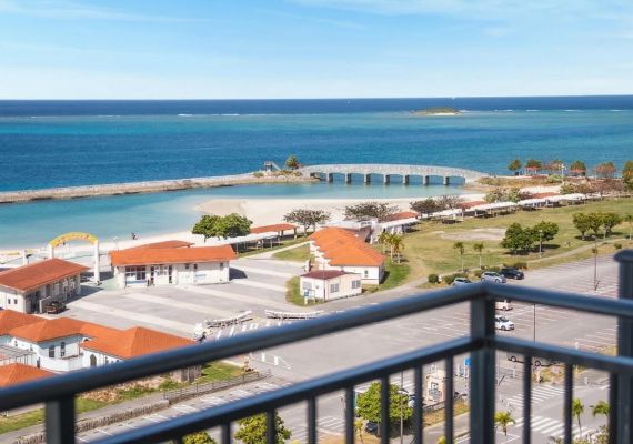 尽情享受"美美沙滩糸满"海游戏、海岸散步！