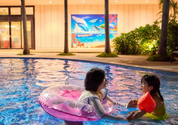 充分享用给夏天的夜上色的骑士游泳池