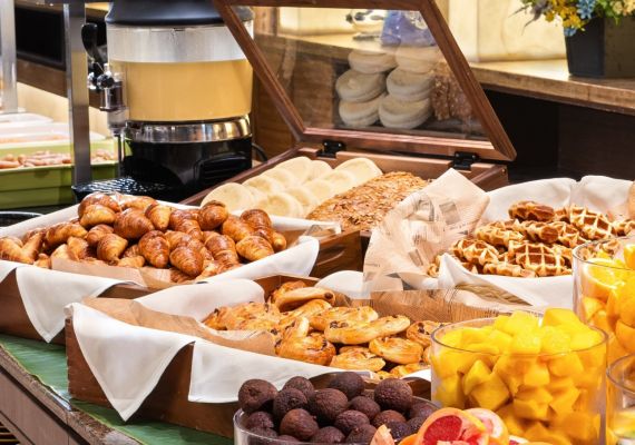 提供多彩的菜的餐厅