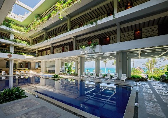 海风吹拂，半室外的游泳池