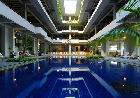 A half-outdoor pool where the sea wind blows