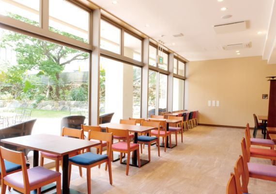 ちむどんcafé「きーぬしちゃ〜」CHIMDON CAFÉ "KI-NUSHICHA-"
 
美味しいコーヒーと本格デリをお気軽に。
1日で３つのシーンが楽しめるユニークな場所。
