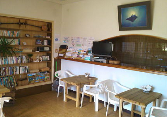 It is a common space.
We also sell simple meals and drinks!