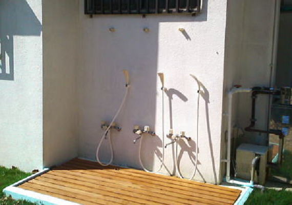 Easy and convenient after bathing in the sea! An outside shower is provided.