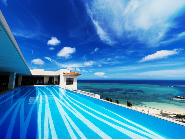 Infinity pool on the top floor of the annex building (April ～ October) 