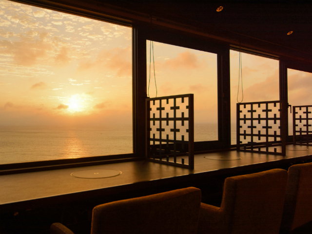 東シナ海に沈む夕日を眺めながらのんびりとした優雅なひとときをお過ごしください。 