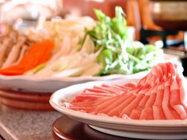 -DinnerViking-柔软且口味有深度的县产岛猪涮涮锅等，使用当地素材的菜色特别受到欢迎。