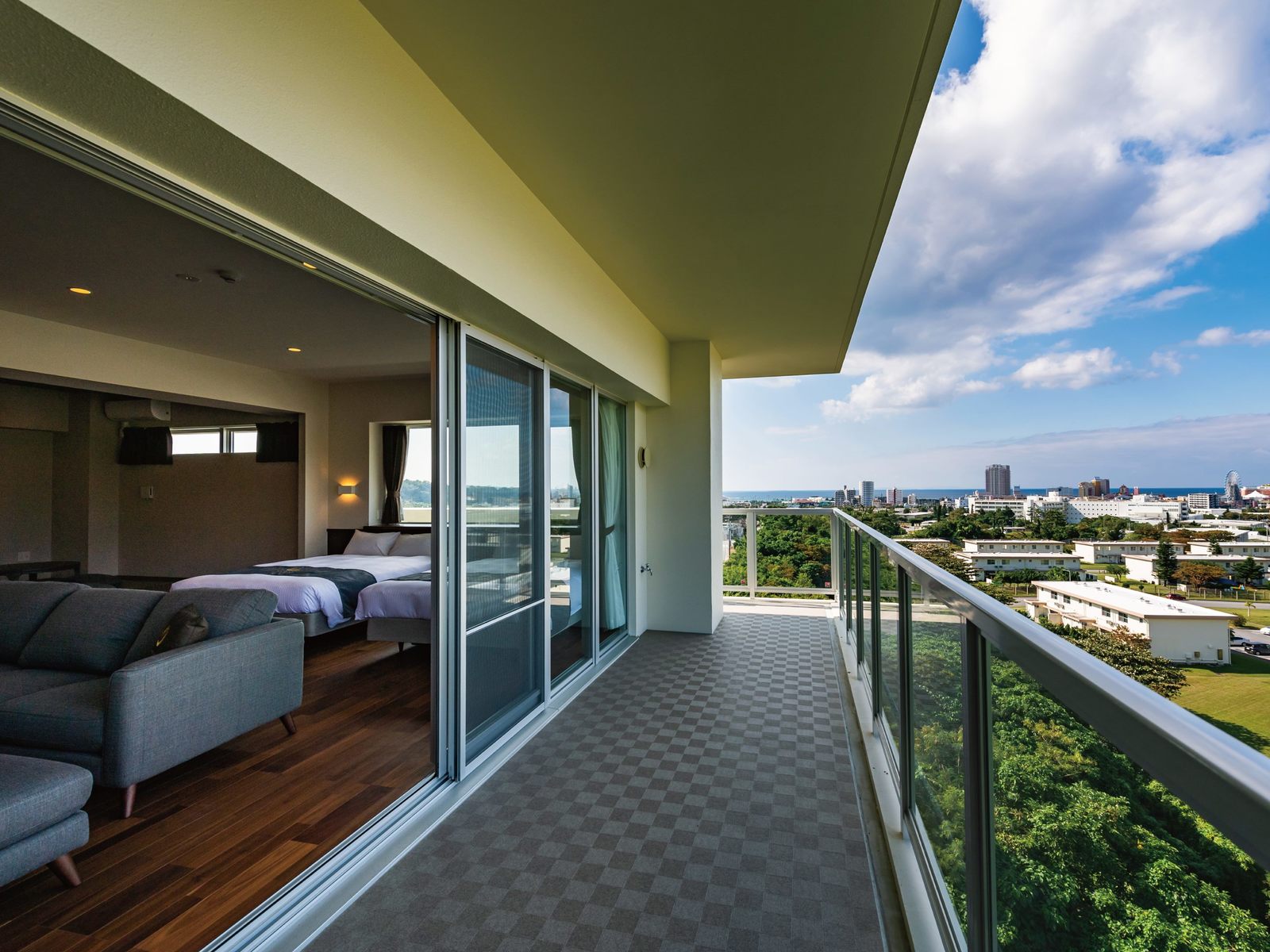 アメリカンビレッジ近く！大人数で使える広々コンドミニアムで北谷ステイ（素泊まり）