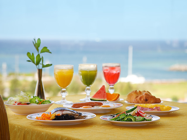 絶景レストラン「ブリーズ」で海を眺めながらの朝食。