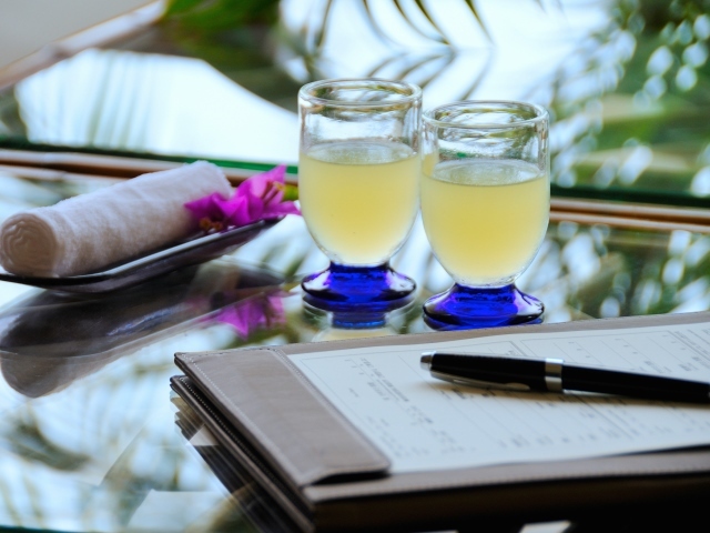 開放的なロビーでのチェックインはウエルカムドリンクを飲みながら…。 開放的なロビーでのチェックインはウエルカムドリンクを飲みながら…。