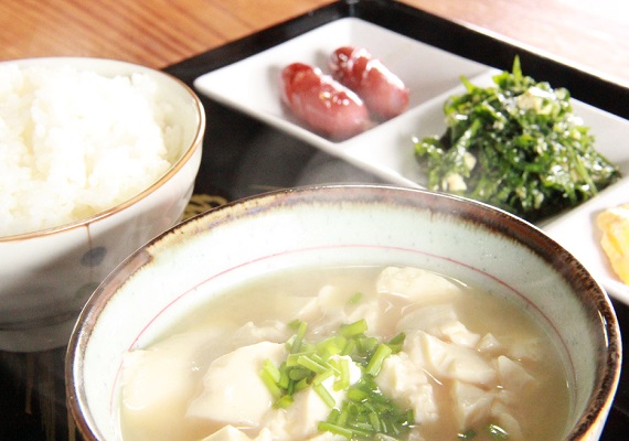 附使用冲绳食材烹调而成的早餐住宿套餐♪