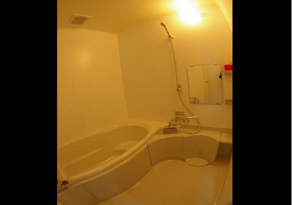 Bath
With shampoo, rinse, body soap, T-shaped razor, toothbrush