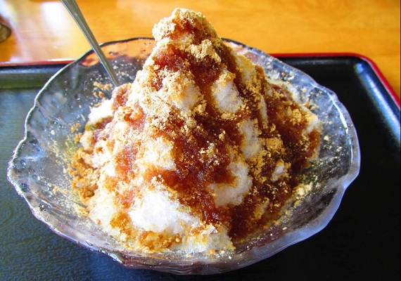 Enjoy zenzai (a dish made from red beans) in cafe on a hot day