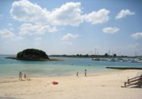 ◆カデナマリーナ◆ ホテルから一番近い砂浜があるビーチ。 日本人はもちろん外人さんも遊びに来るので、 雰囲気は海外！ 