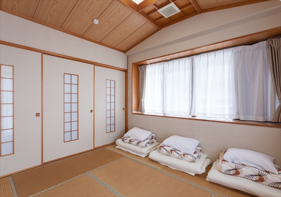 Futons for a group of 3 guests are prepared in Japanese-style room!